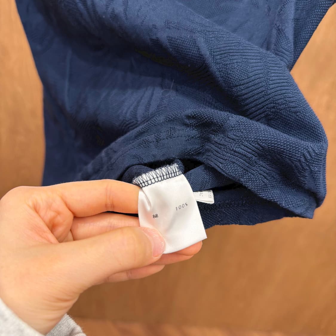 엠포리오 아르마니 라운드넥 반팔 티셔츠 플로럴 엠보 디테일 네이비 상품이미지8