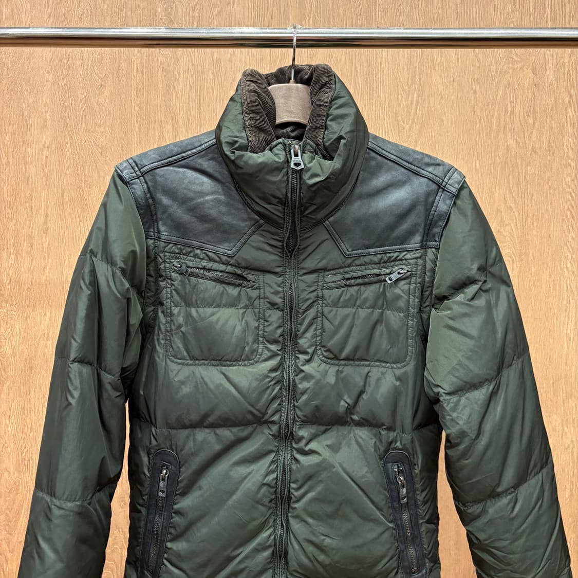 디젤 하이넥 나일론 다운 패딩 자켓 어깨 가슴 레더 배색 디테일 그린 상품이미지4