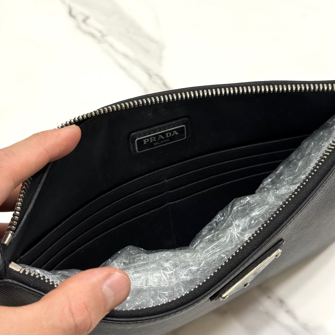 프라다 삼각로고 사피아노 레더 클러치백 가방 블랙 2NH005 상품이미지8