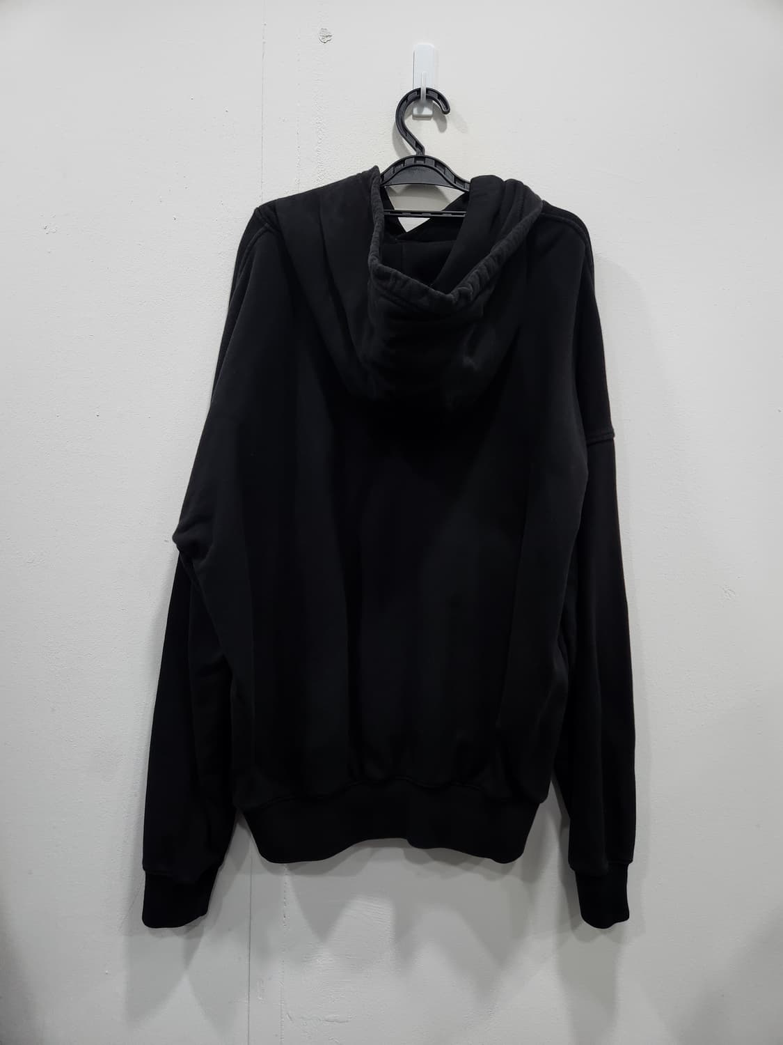 오아이오아이(OIOI) 시그니처 로고 블랙 후드티 남성 100사이즈 상품이미지3