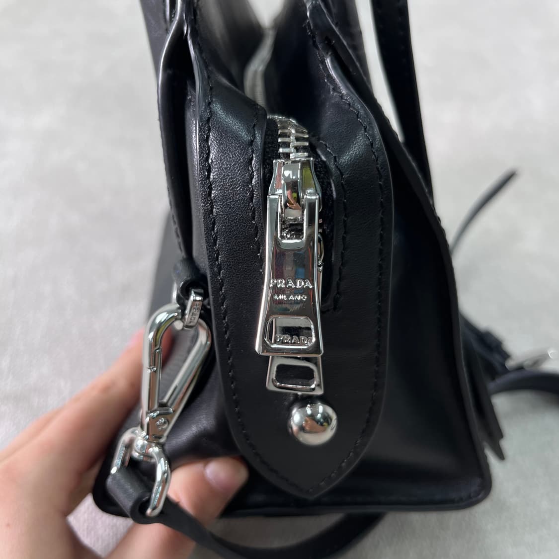 프라다 크리스틴 사피아노 도트백 상품이미지6