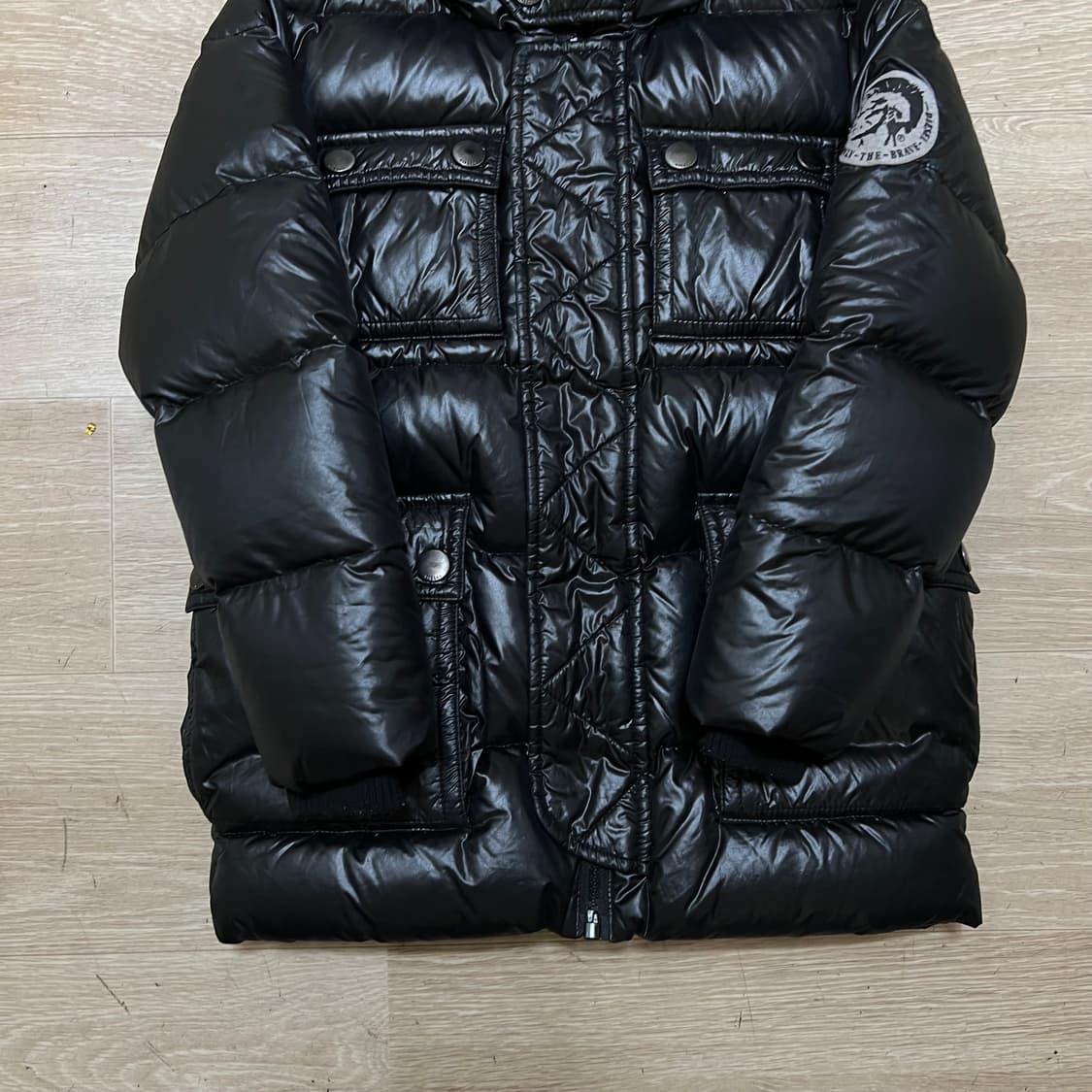 디젤 키즈 로고 패치 유광 후드 패딩 점퍼 [블랙] 6세 상품이미지3