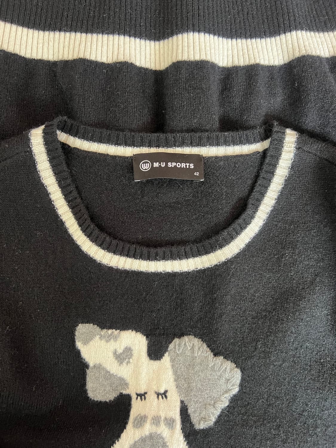 엠유스포츠 여성 블랙 캐시미어100니트 라운드니트 상품이미지6