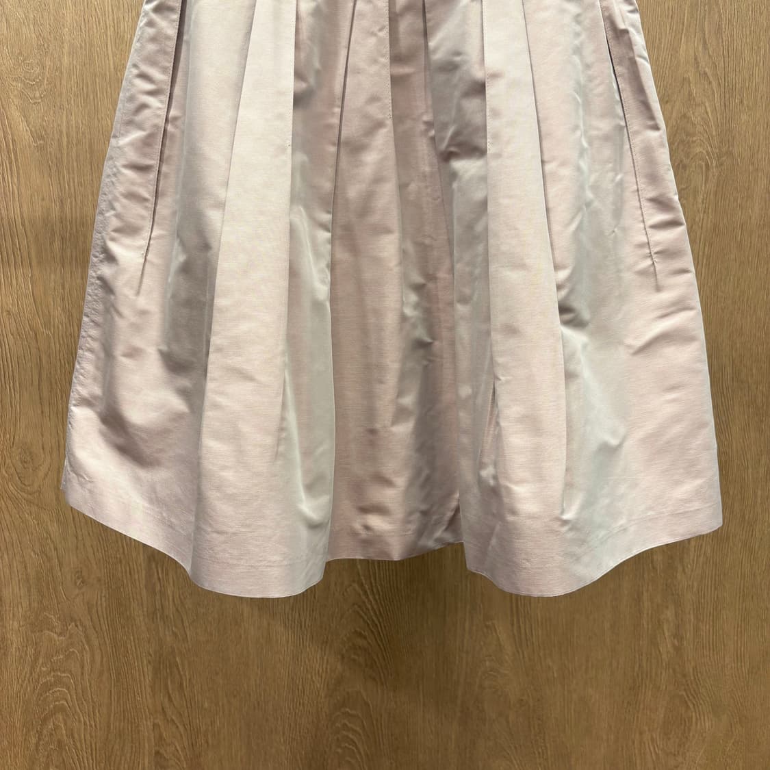 질스튜어트 미디 스커트 세로 플리츠 플레어 블랙 배색 밴드 디테일 핑크 상품이미지5