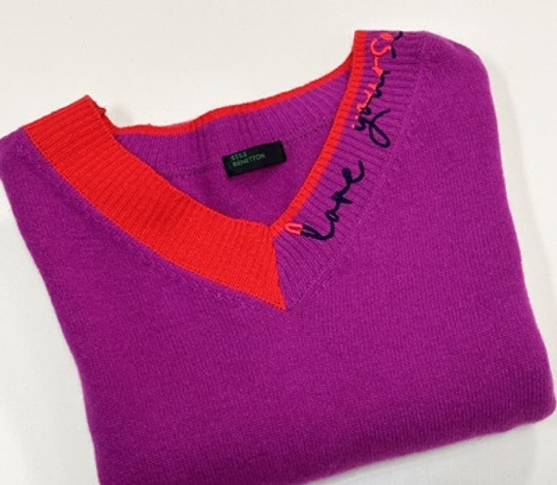 베네통 레터링 V넥 니트  상품이미지1