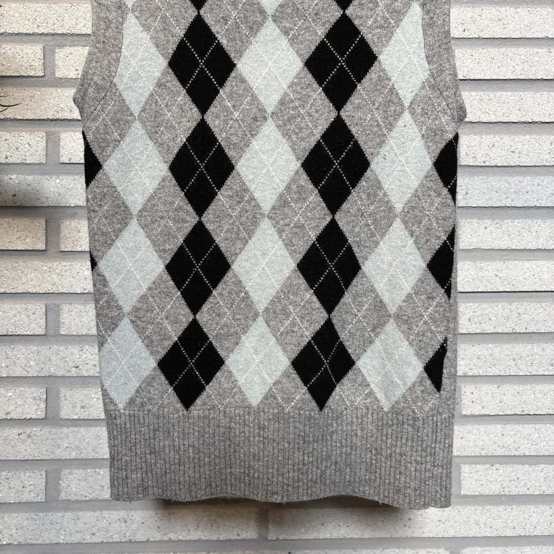 Michel Klein 미쉘클랑 아가일 반폴라 니트베스트 플랩버튼 디테일 상품이미지5