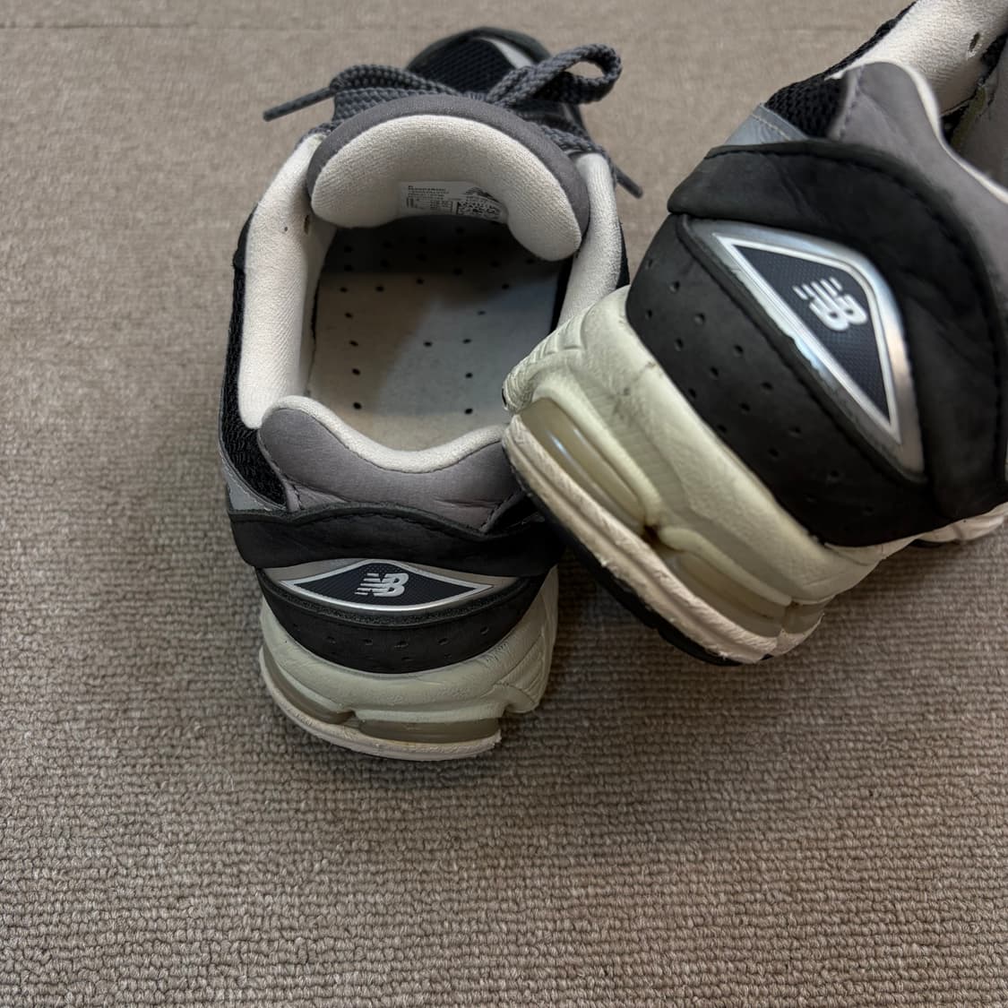 뉴발란스 2002R 프리미엄 빈티지 블랙 225 상품이미지3