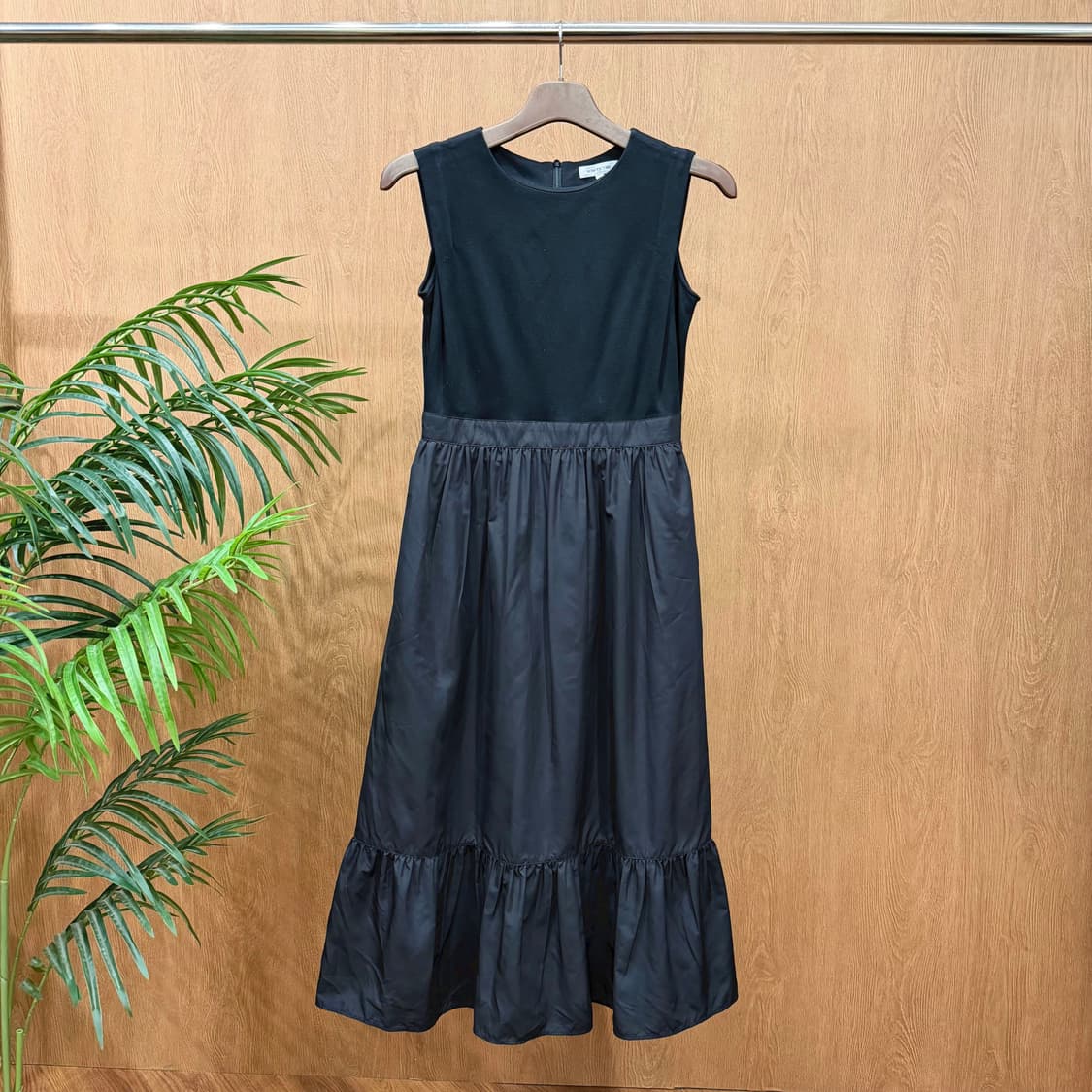 내추럴뷰티베이직 라운드넥 슬리브리스 원피스 배색 티어드 러플 디테일 블랙 상품이미지1