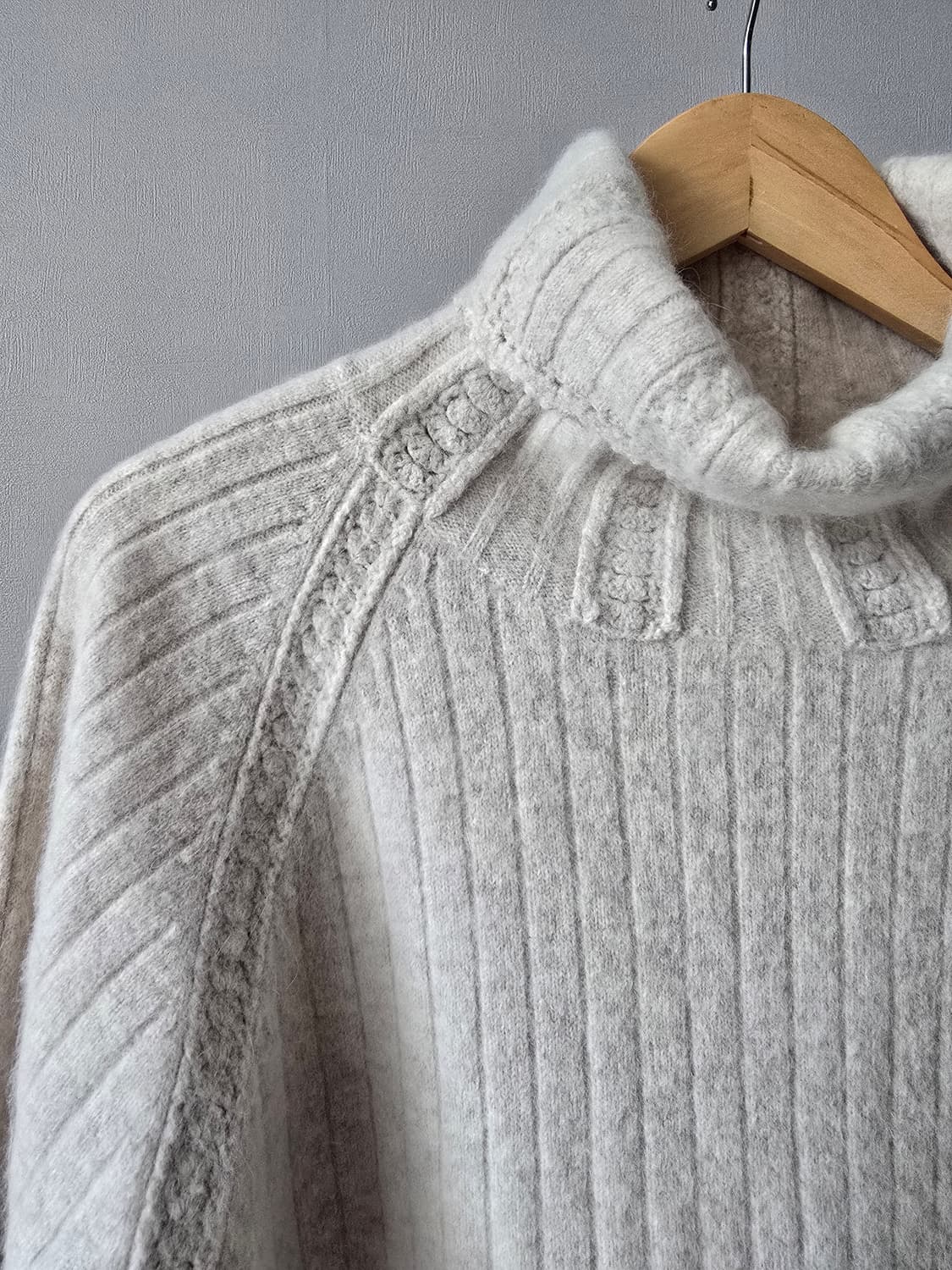 크리미 톤 폴라넥 울 니트 상품이미지5