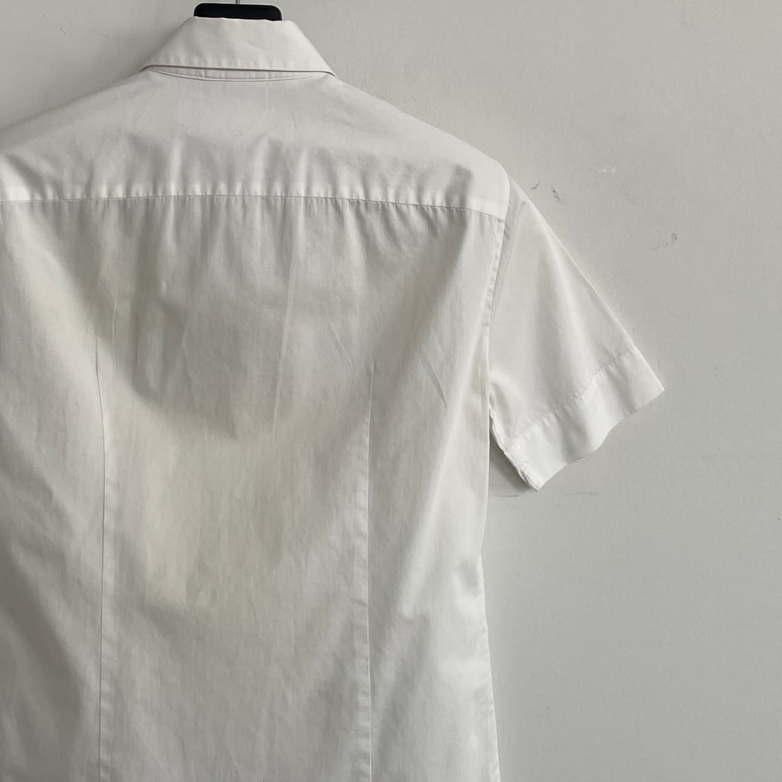 우영미 S,09-95 슬림핏 화이트 코튼 반팔 셔츠 상품이미지5