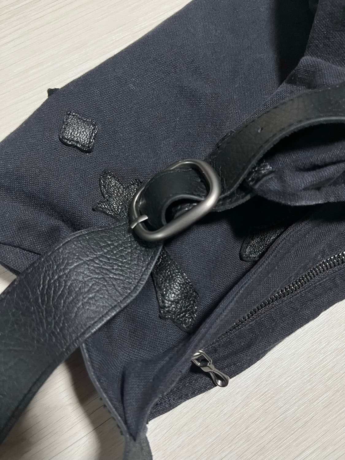 폴리테루 1011 플뢰르 패치드 크로스백 워시드 블랙 상품이미지5