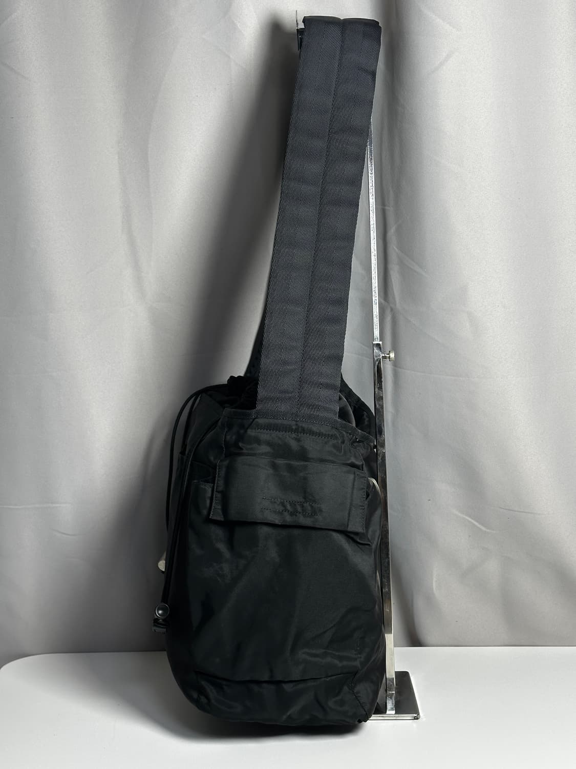 프라다 나일론 드로스트링 크로스백 상품이미지5