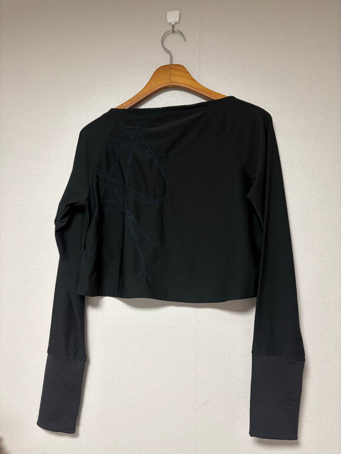 나이키 블랙 긴팔 크롭 티셔츠 나이키티 커버업 자수티 상품이미지4