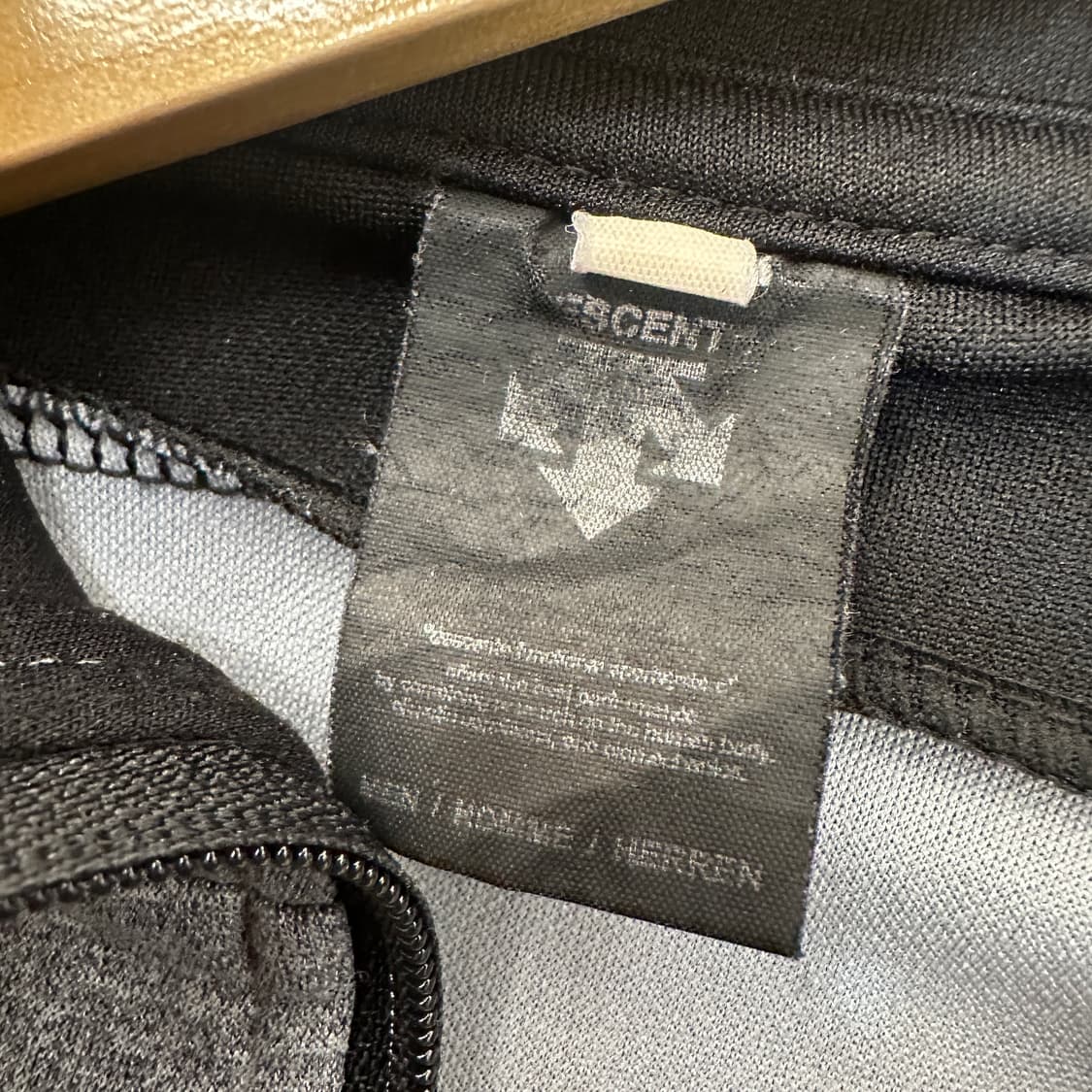 데상트 그레이/블랙 풀집업 자켓 상품이미지2