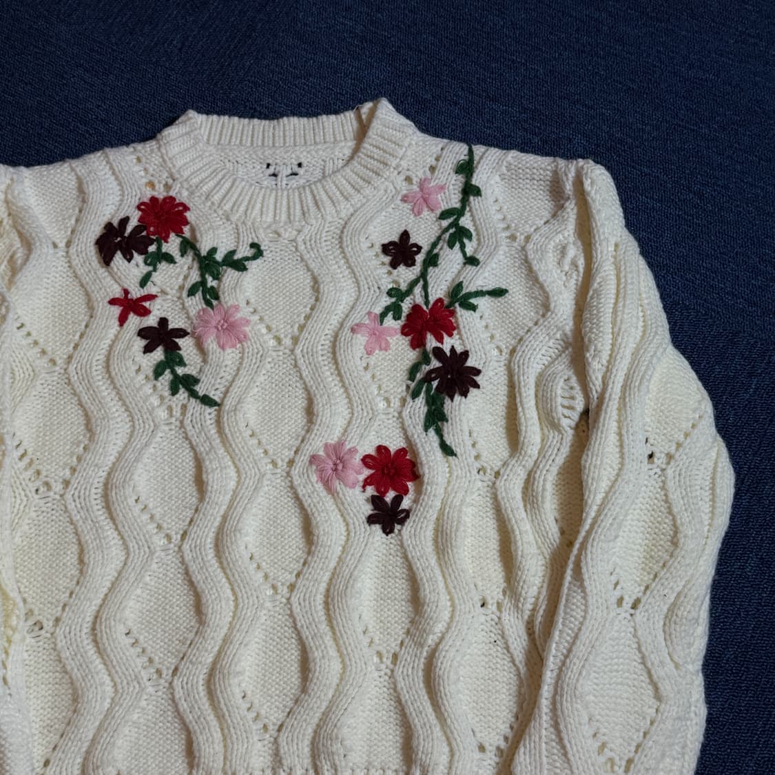 모리걸 아이보리 꽃 자수 케이블 니트 상품이미지2