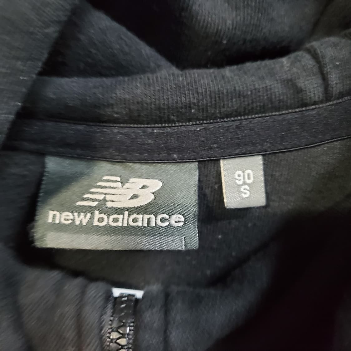 뉴발란스 블랙 배색 반집업 후드티  상품이미지4