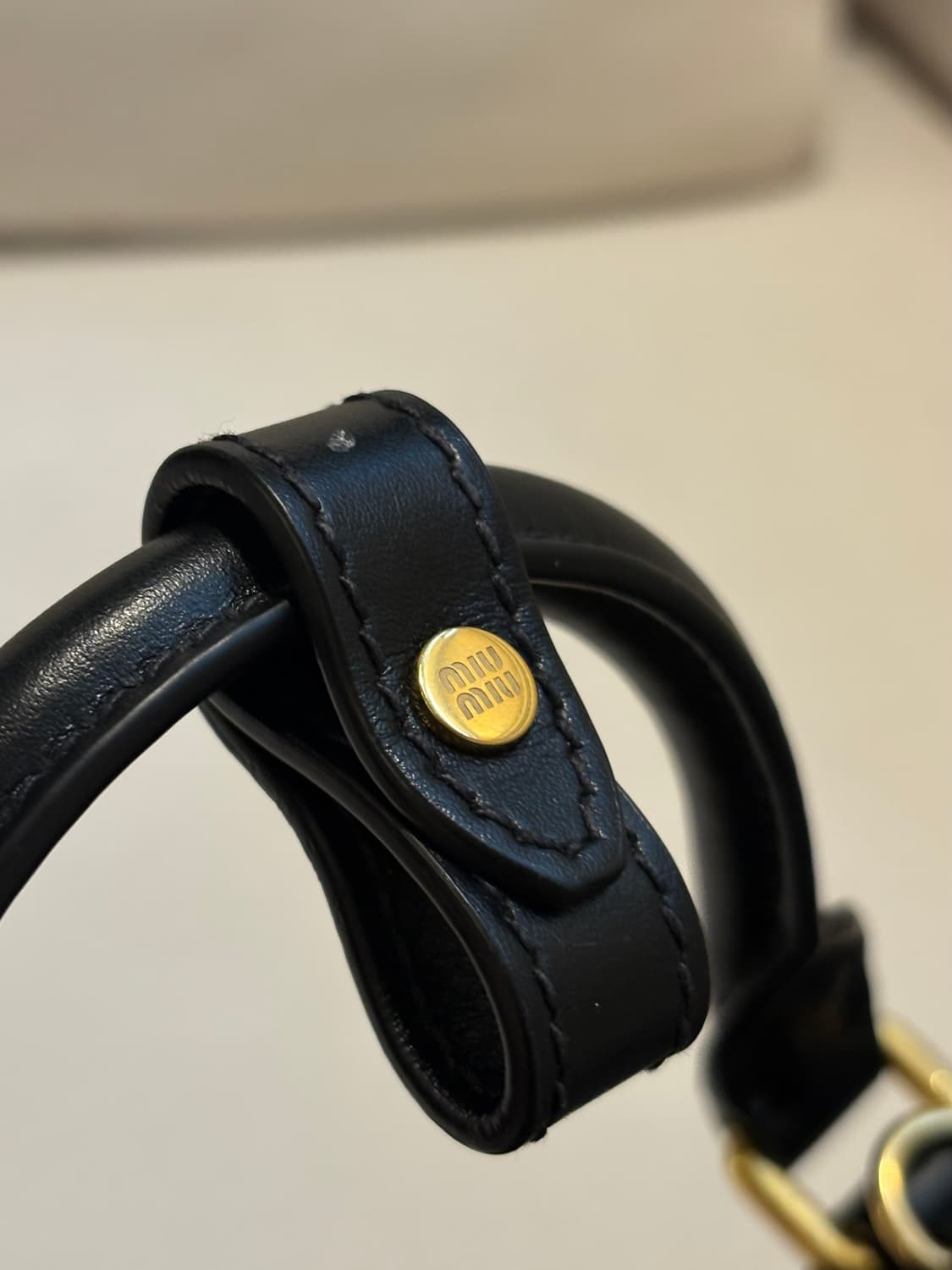 미우미우 아르카디 스몰 도트백 볼링백 상품이미지6