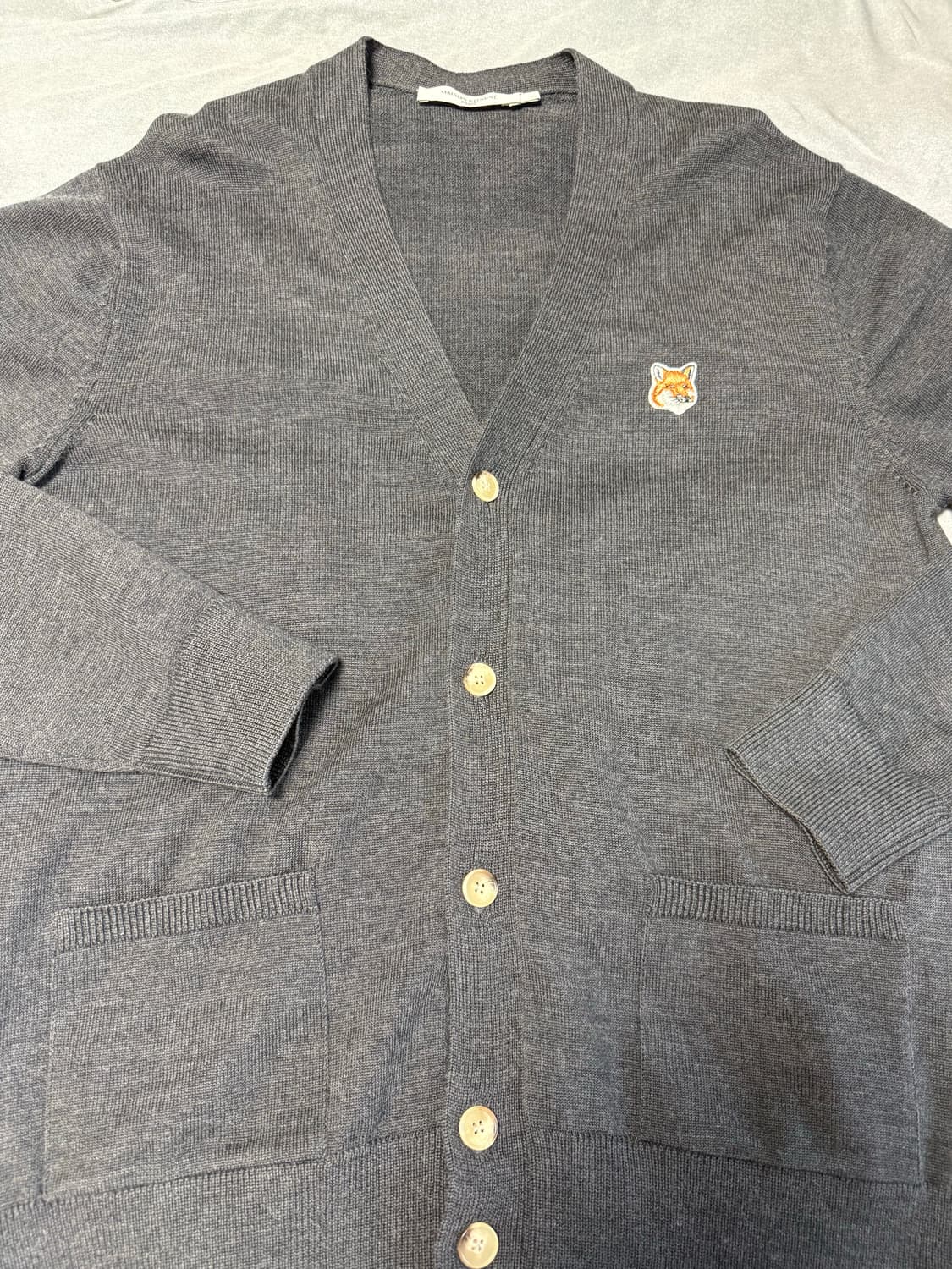 메종키츠네 폭스 헤드 가디건 차콜 L사이즈 GU00542KT1036 상품이미지2
