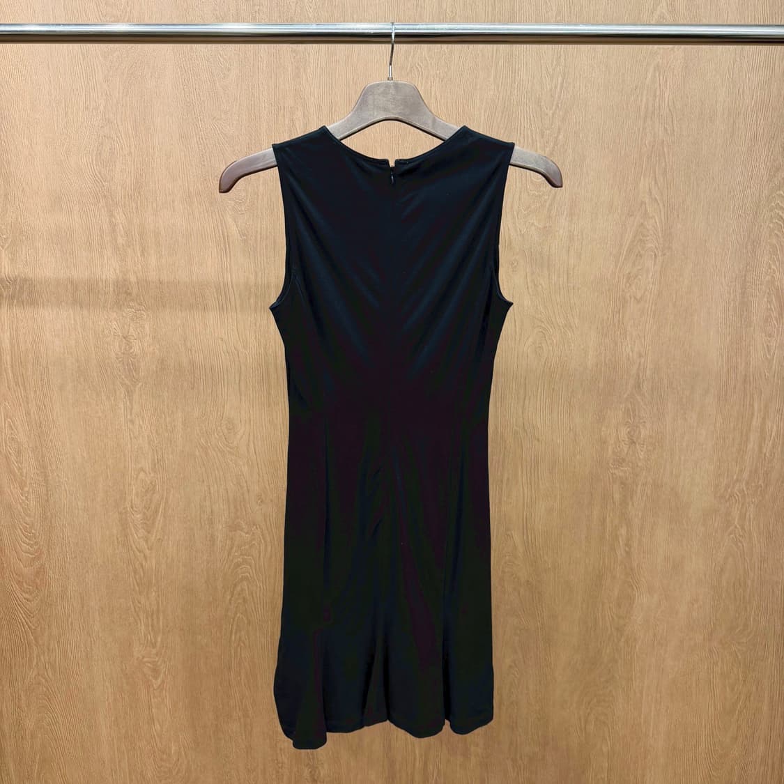 띠어리 딥 브이넥 슬리브리스 원피스 세미 플레어 실루엣 디테일 블랙 상품이미지3