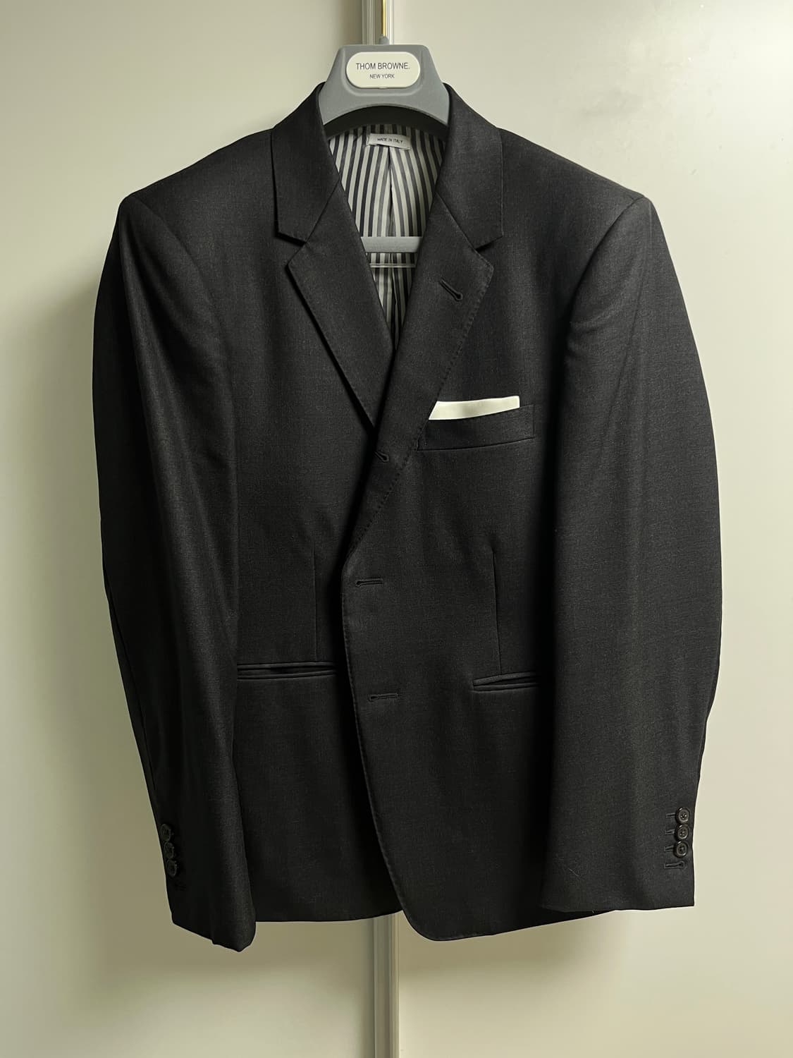 톰브라운 수트 차콜 상품이미지1