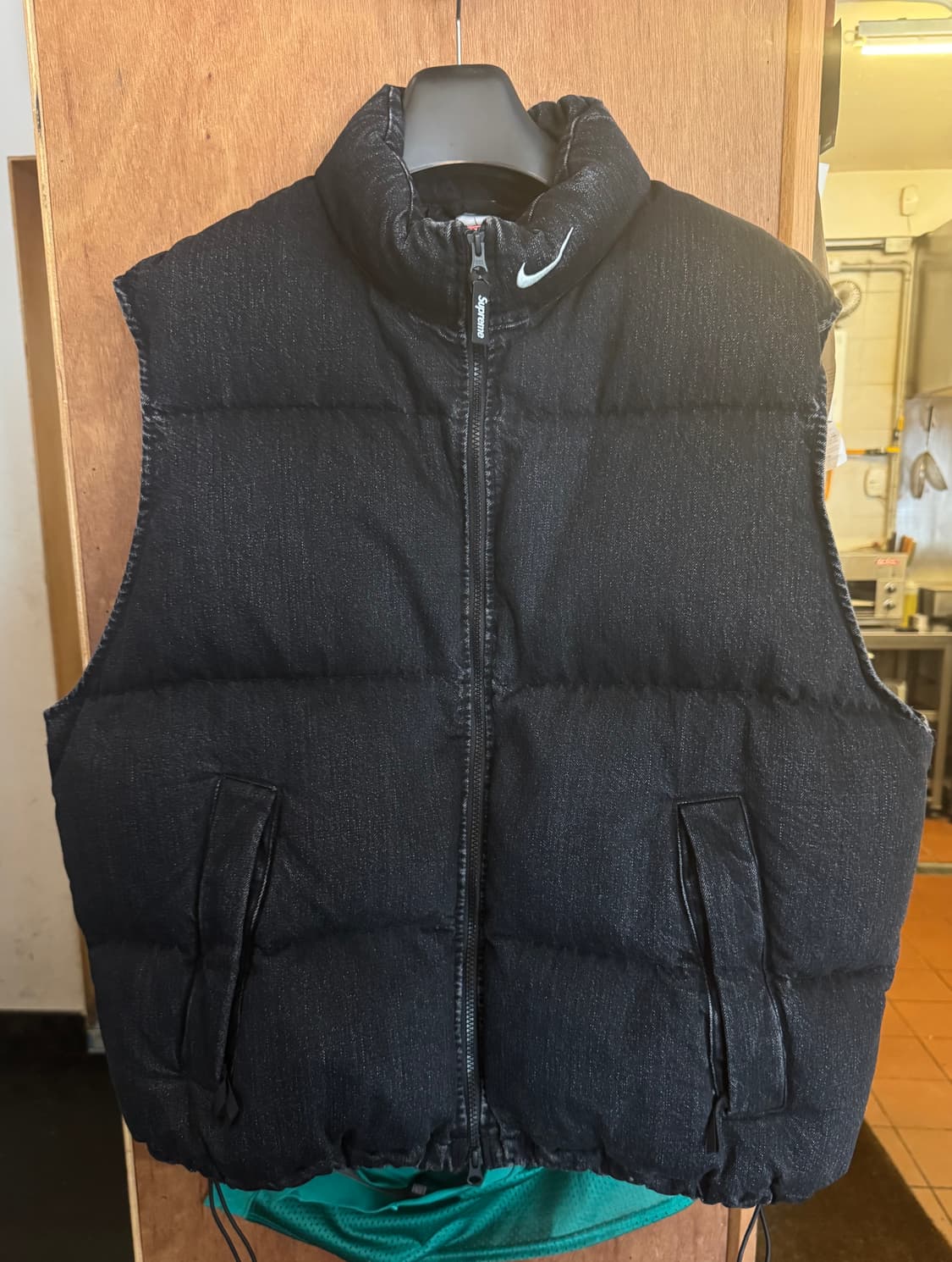 슈프림 x 나이키 데님 퍼퍼 베스트 블랙 - 24SS (XL) 상품이미지5