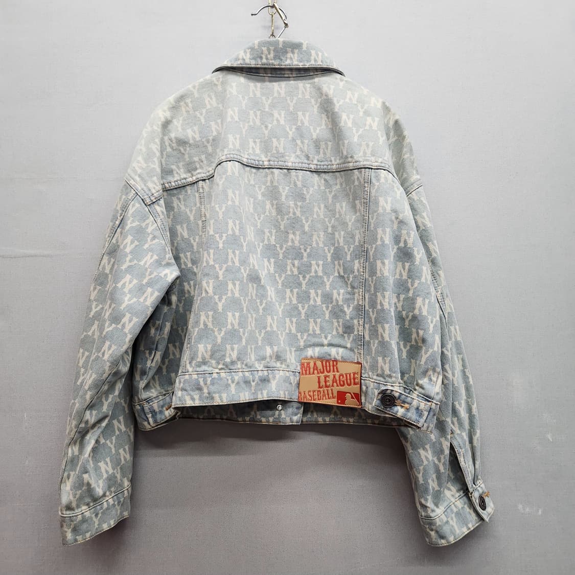 MLB 뉴욕양키스 모노그램 크롭 워싱데님 자켓80(L) 상품이미지4