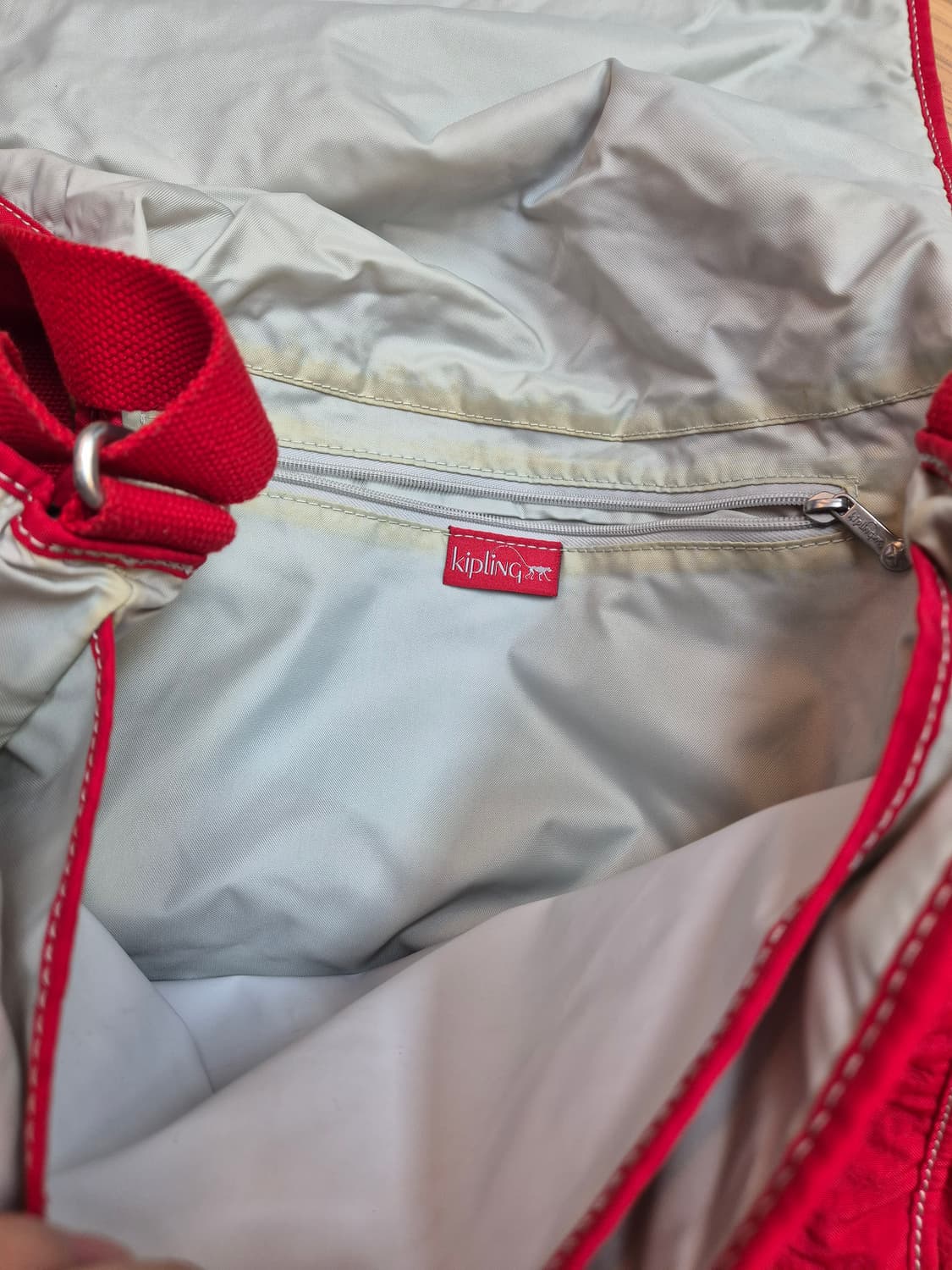 키플링 빨간색 크로스백 판매합니다. 몽키 키링 달려있어서 귀여워요. 가방 상품이미지5