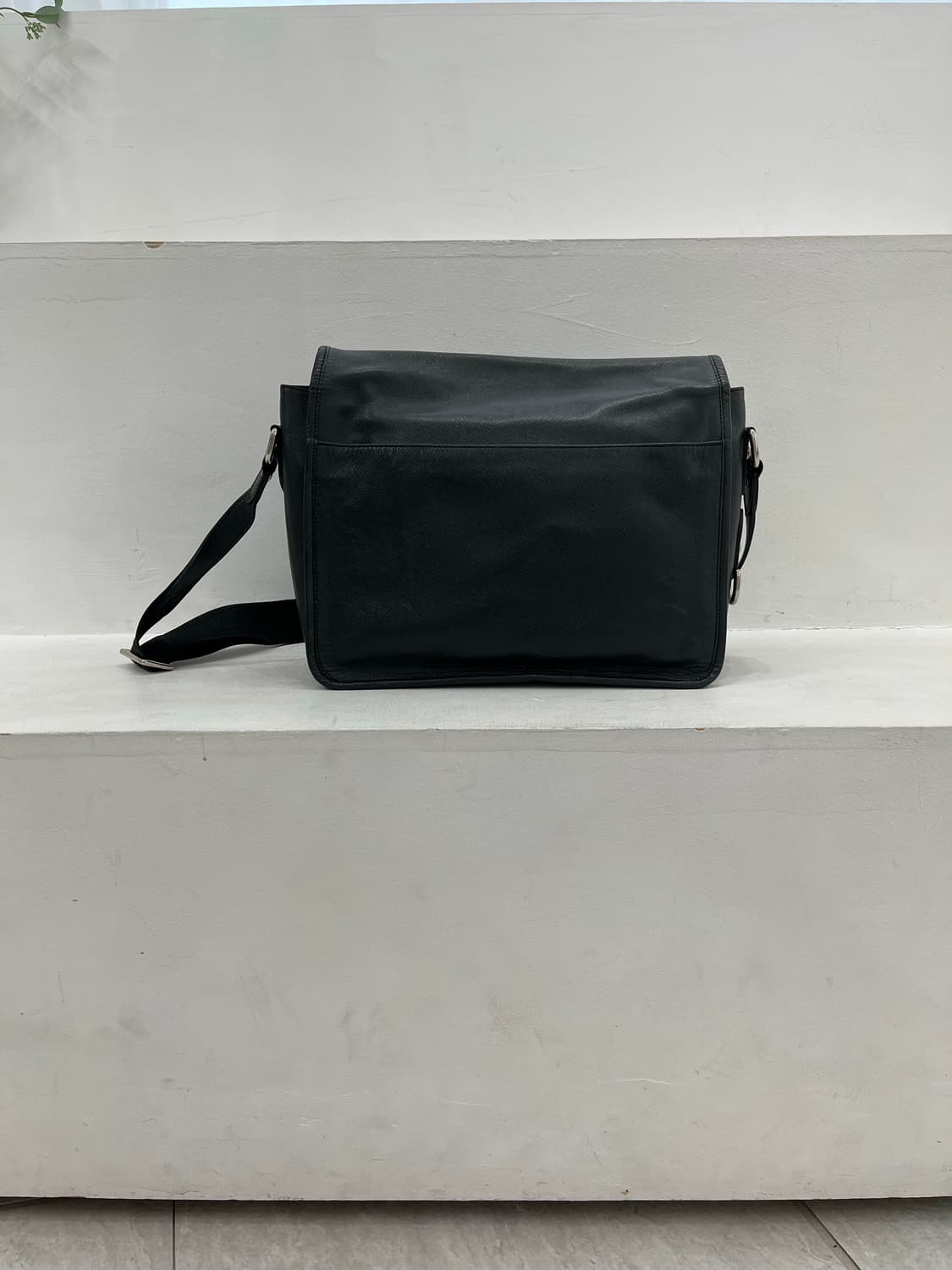 루이비통 타이가 알렉세이 크로스백 블랙 상품이미지4