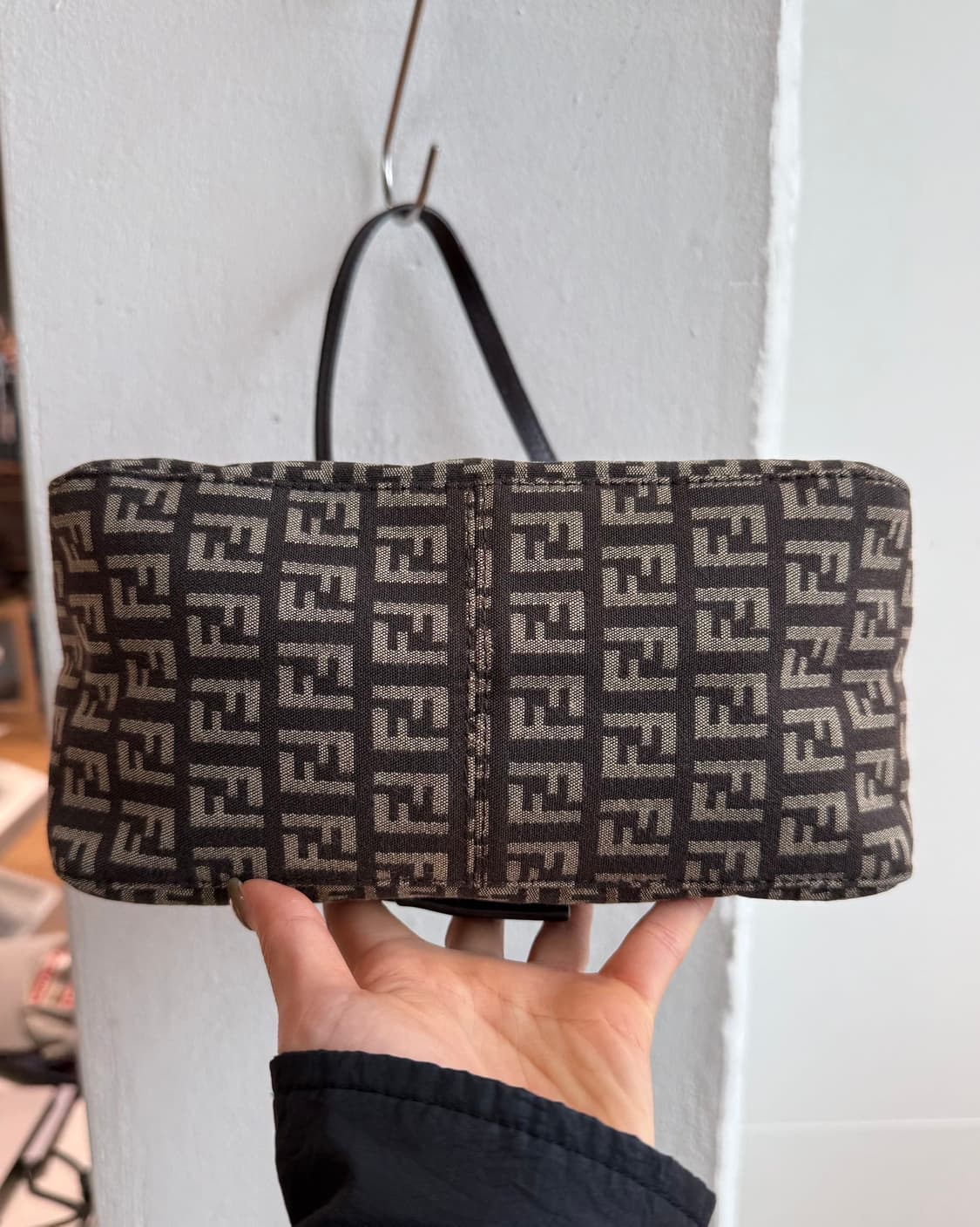 펜디 딥브라운 주카 바게트 숄더백  상품이미지6