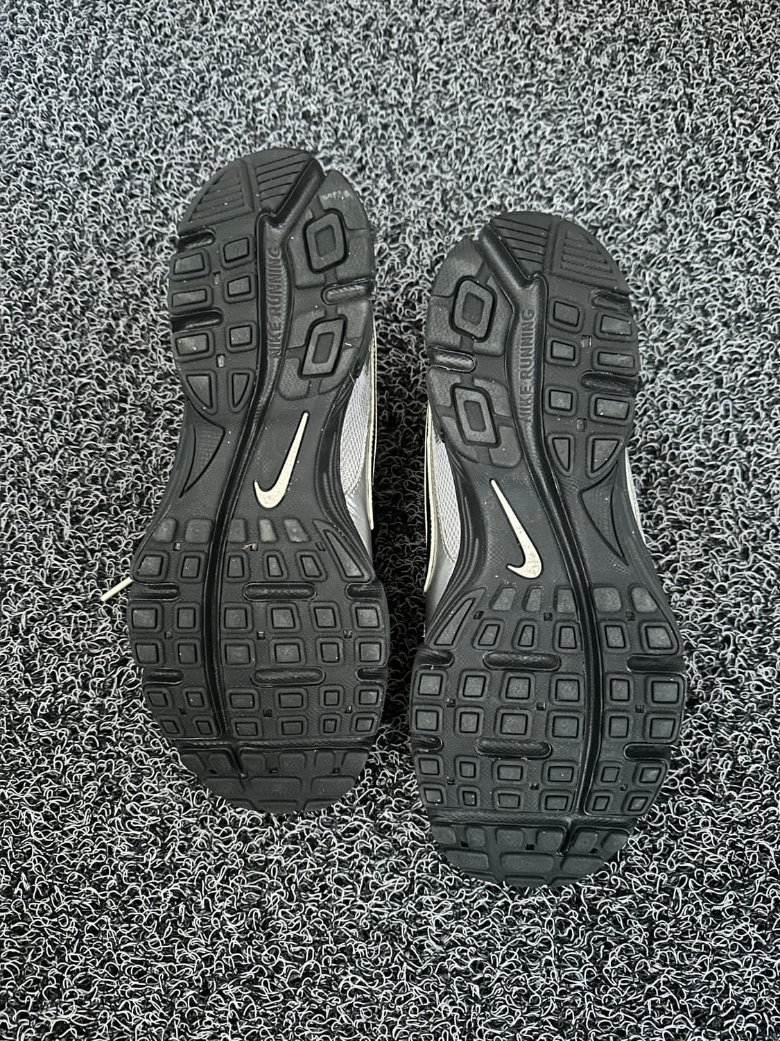 나이키 줌 보메로 5 실버  상품이미지4