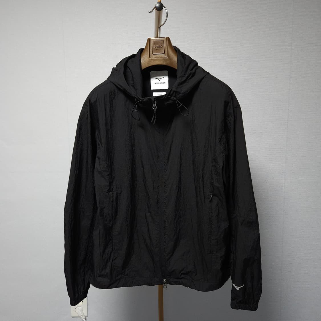 미즈노 인사일런스 라이트웨이트 블랙 후드 바람막이 상품이미지1