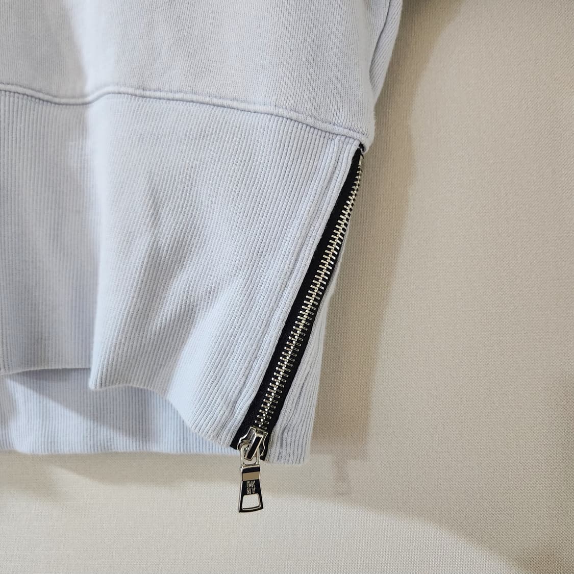 DKNY스포츠 사이드지퍼 크롭 맨투맨 XS(M) 상품이미지4