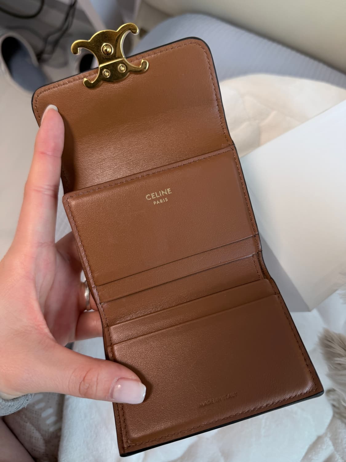 셀린느 트리옹프 캔버스 코인 컴팩트 윌렛 탄 지갑 상품이미지2