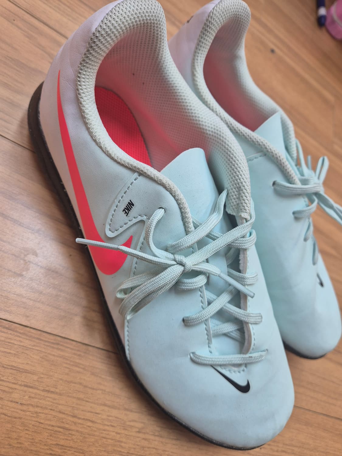 나이키 팬텀 GX 풋살화 240mm 판매합니다

- 사이즈: US 6Y, 상품이미지2