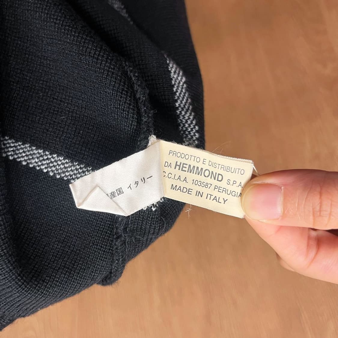 발렌티노 라운드넥 니트 가디건 밑단 소매 올리버 로고 자카드 디테일 블랙 상품이미지7