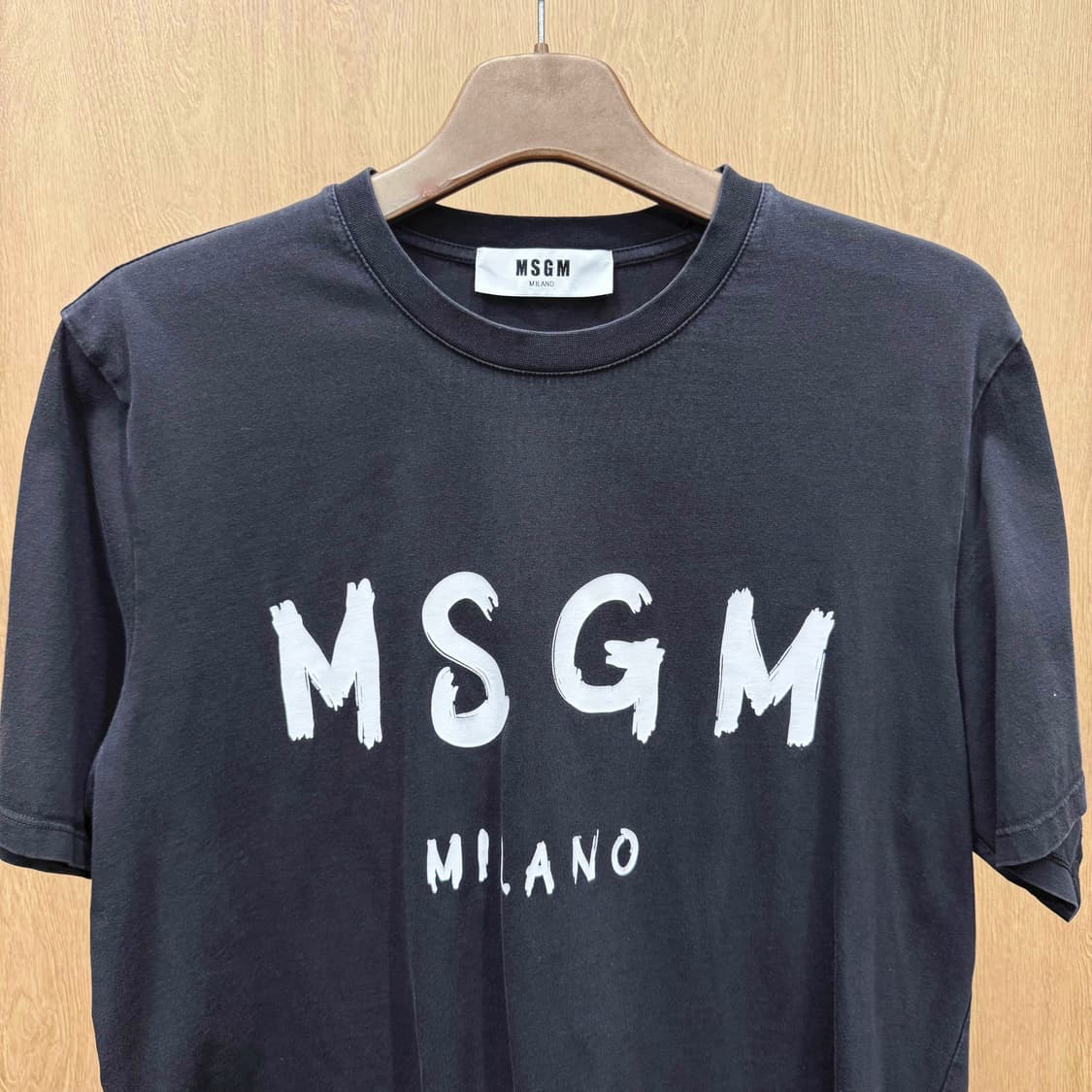 MSGM 밀라노 빅로고 프린트 반팔 티셔츠 라운드넥 블랙 상품이미지4