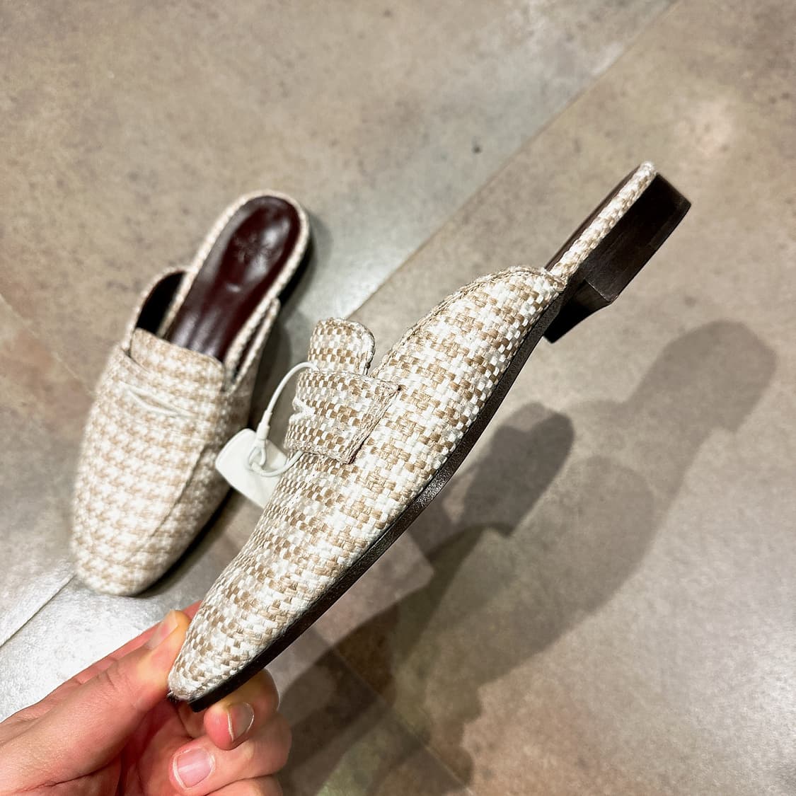 부젯 여성 베이지 뮬 블로퍼

70% 상품이미지2