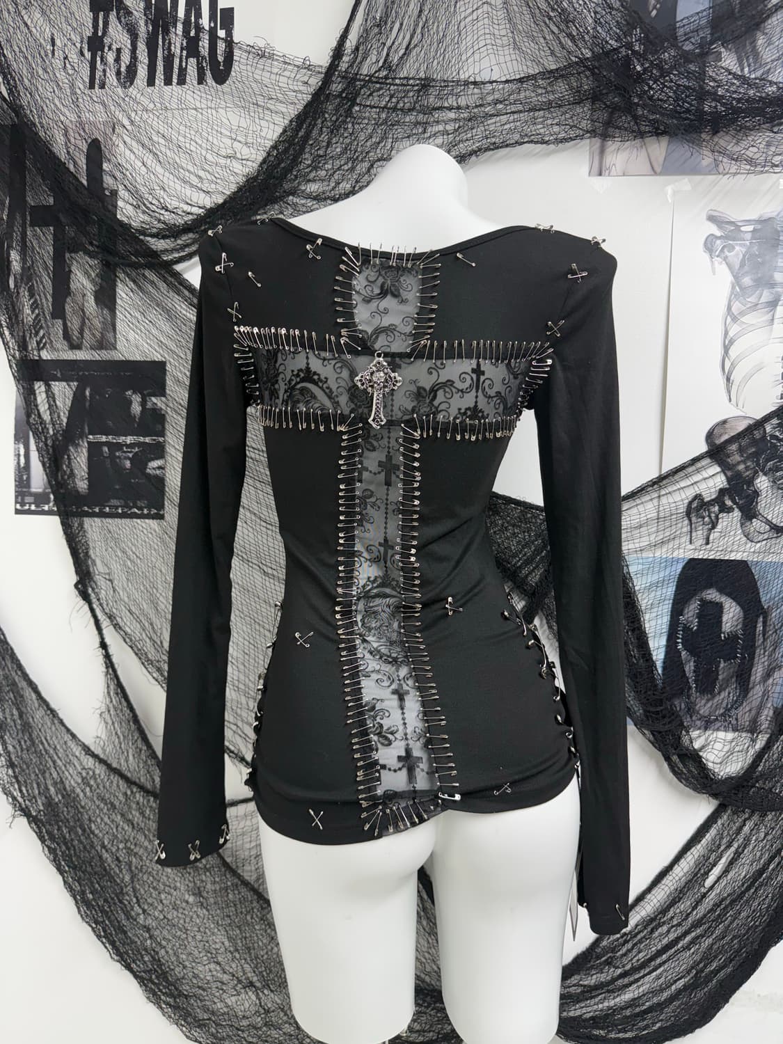 Gothic pin detailed longsleeve 상품이미지1