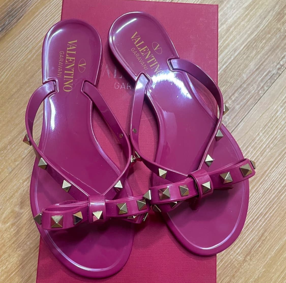 발렌티노 Valentino 락스터드 젤리 플랫슈즈 쪼리 상품이미지3