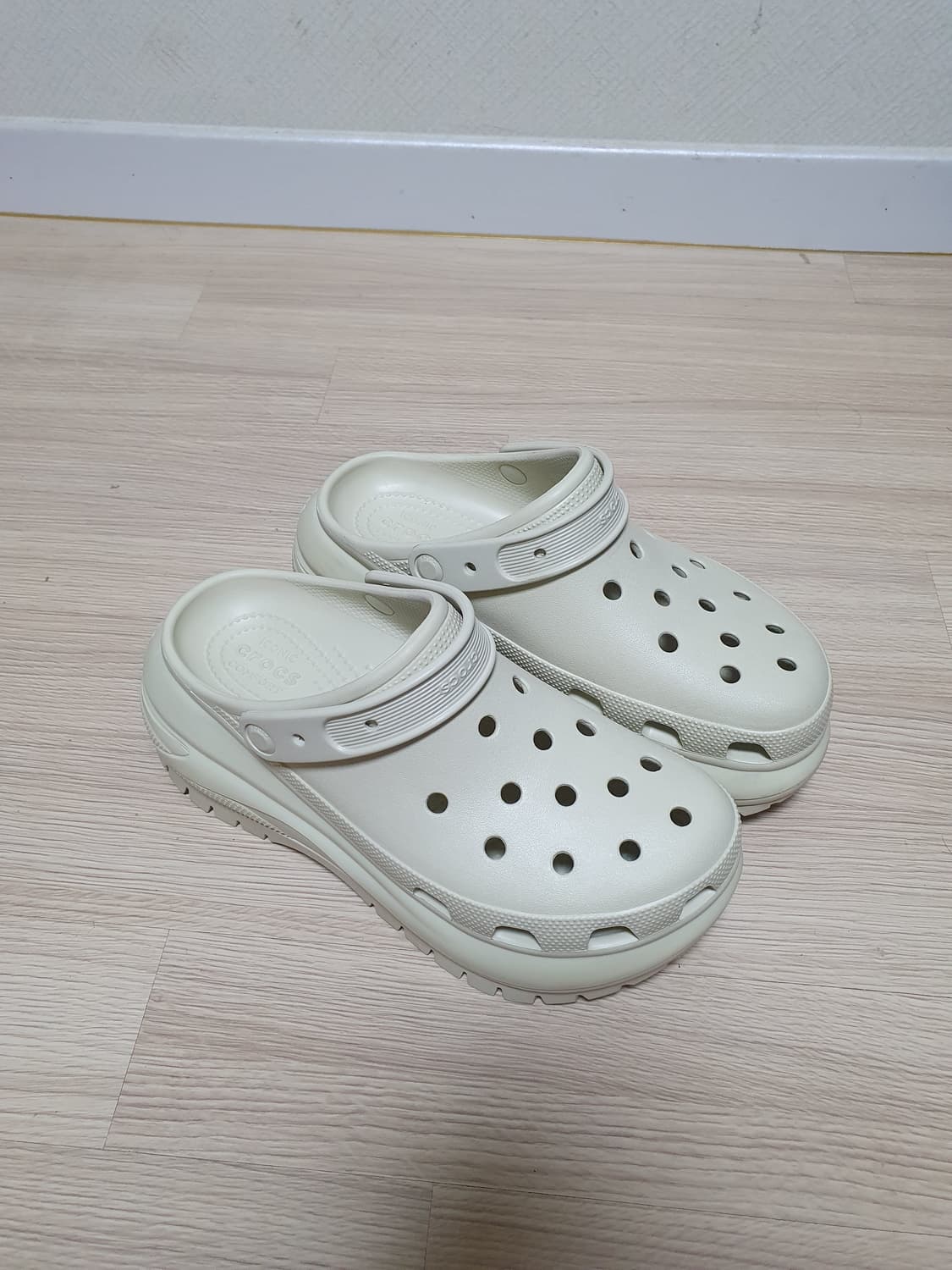 크록스 메가 크러쉬 샌들 슬리퍼 270 상품이미지2
