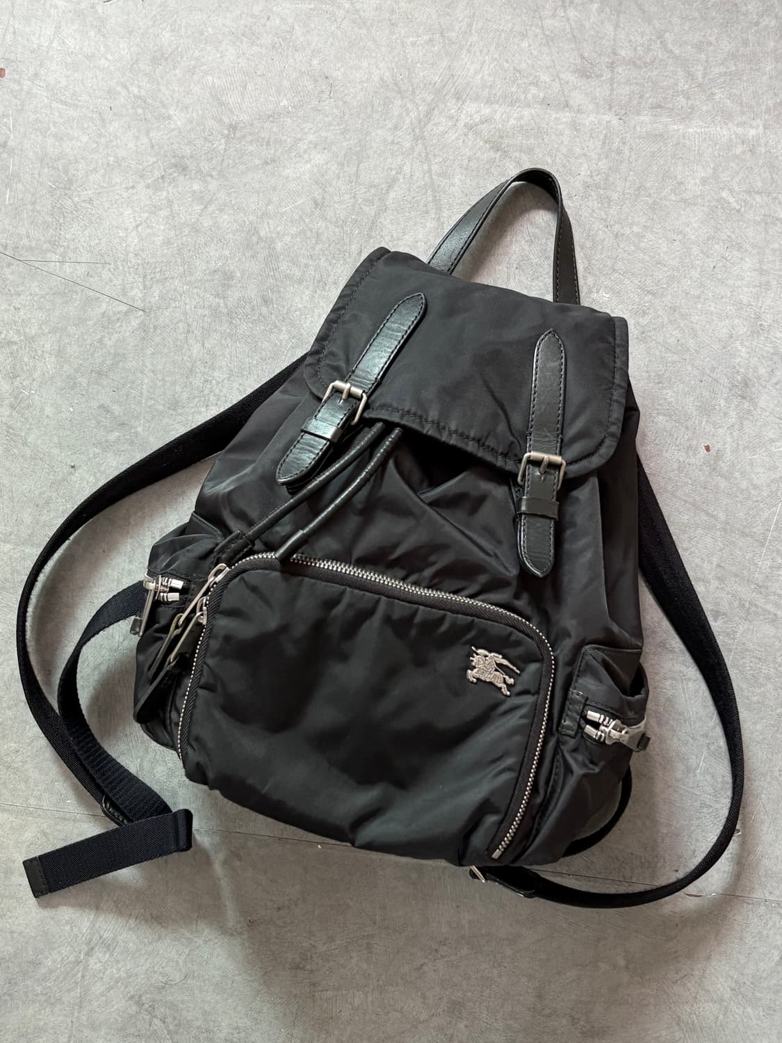 Burberry 버버리 블랙 컬러 미디엄 나일론 백팩 상품이미지5