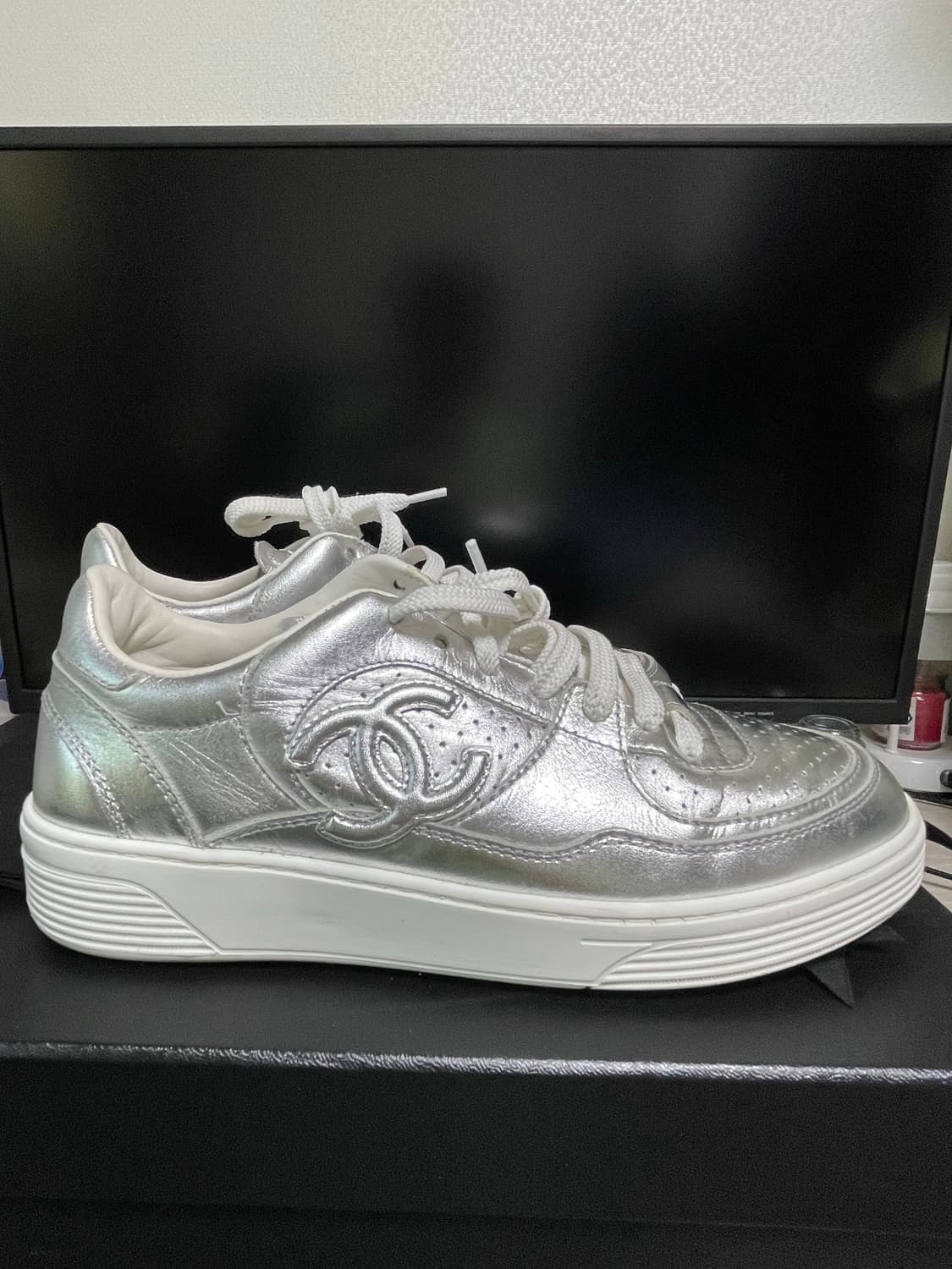 [38.5] 샤넬 CC 로고 포스 라미네이트 실버 스니커즈 상품이미지3