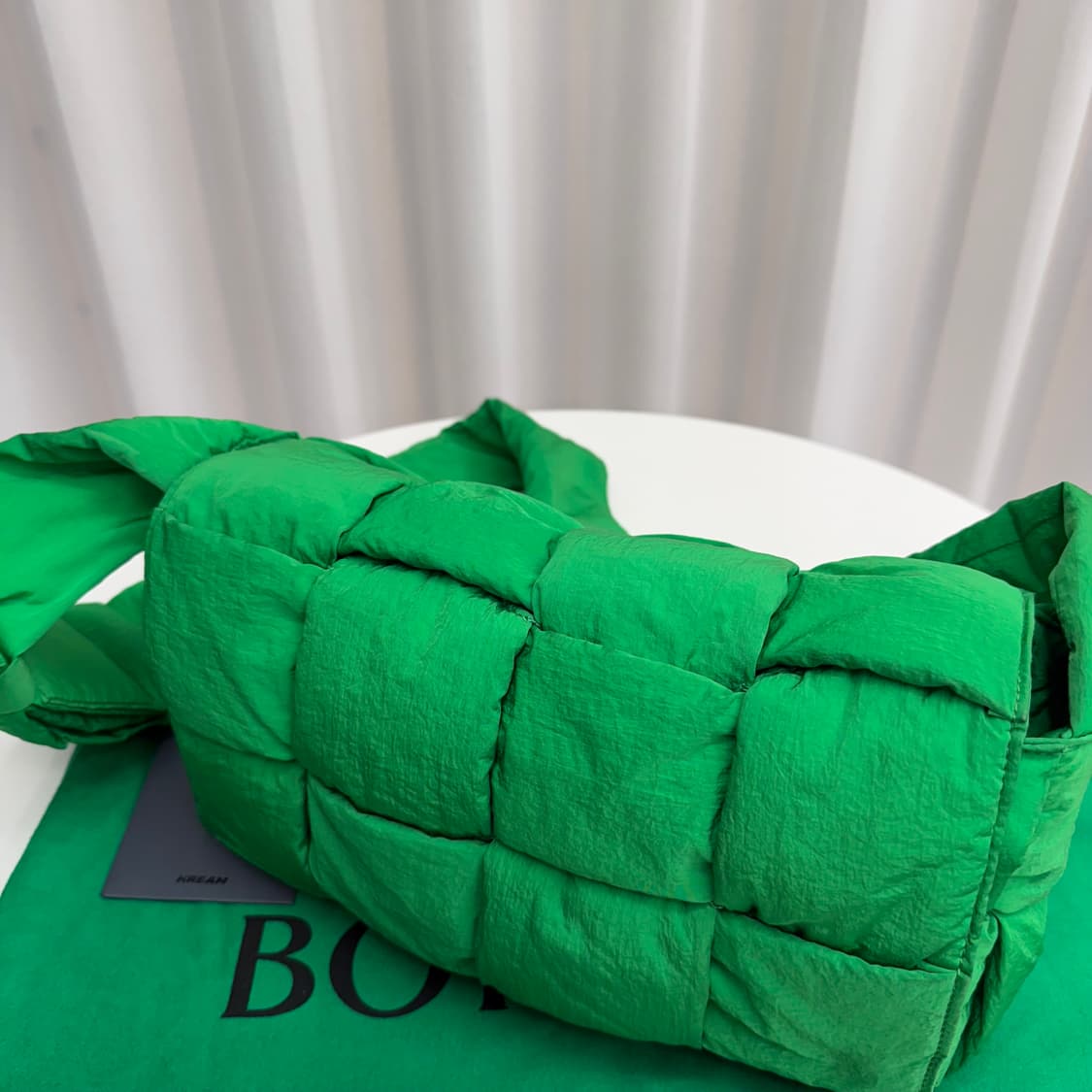 [정품] 보테가베네타 패딩 테크 카세트백 그린 상품이미지5