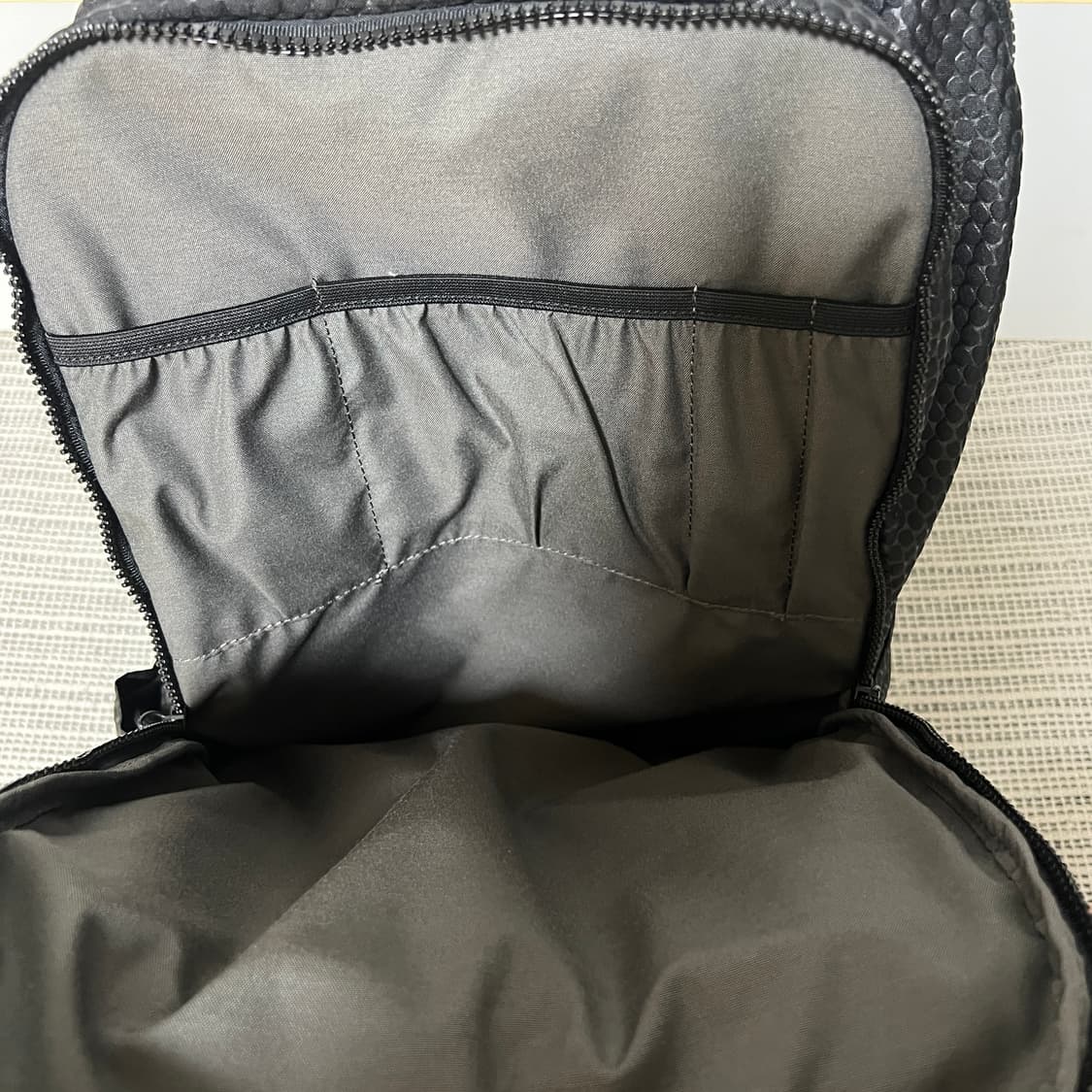 만다리나덕 블랙 패턴 백팩 상품이미지7