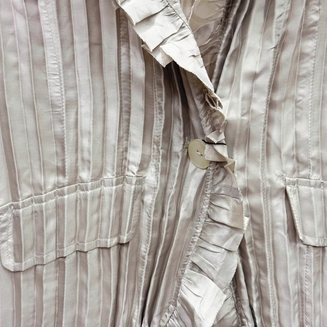 스페치오 플리츠 프릴 블라우스 스트라이프 텍스처 슬림핏 베이지 상품이미지6