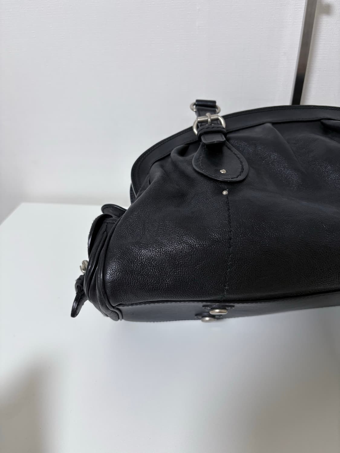 디올 사이드포켓 레더숄더백 상품이미지6