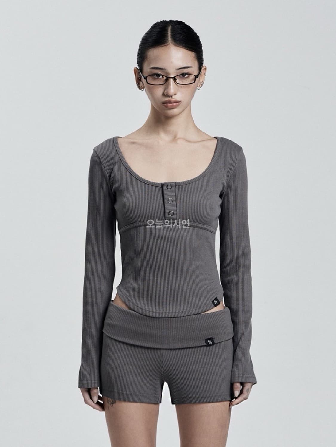 시너진 라인 버튼 롱 슬리브 차콜 상품이미지1