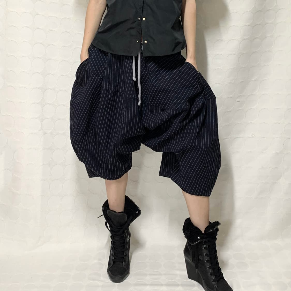 꼼데가르송 스트라이프 7부 드롭 크로치 팬츠 상품이미지1