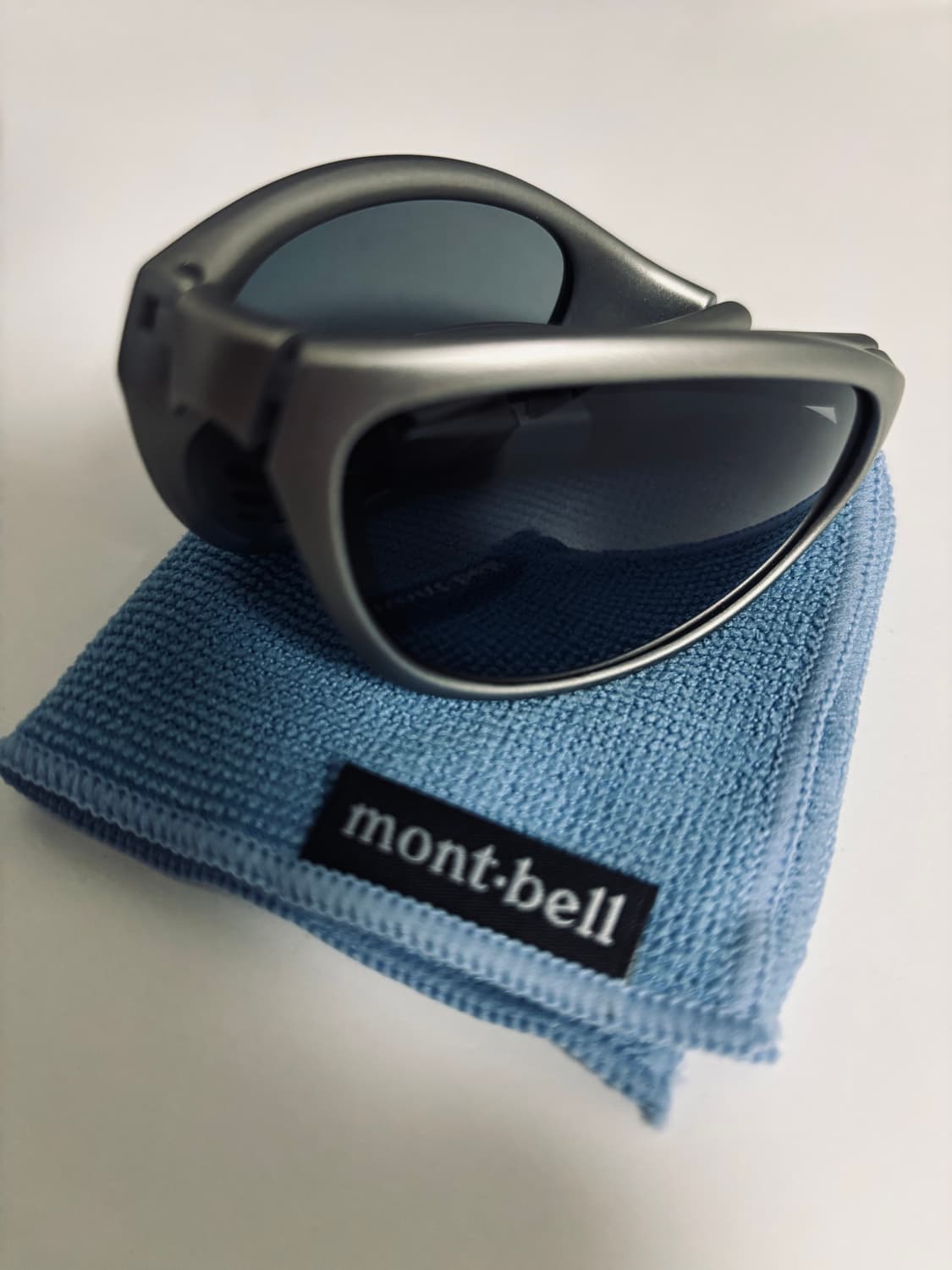 몽벨 트레킹 안경 실버 메탈릭 라이트 그레이 상품이미지2