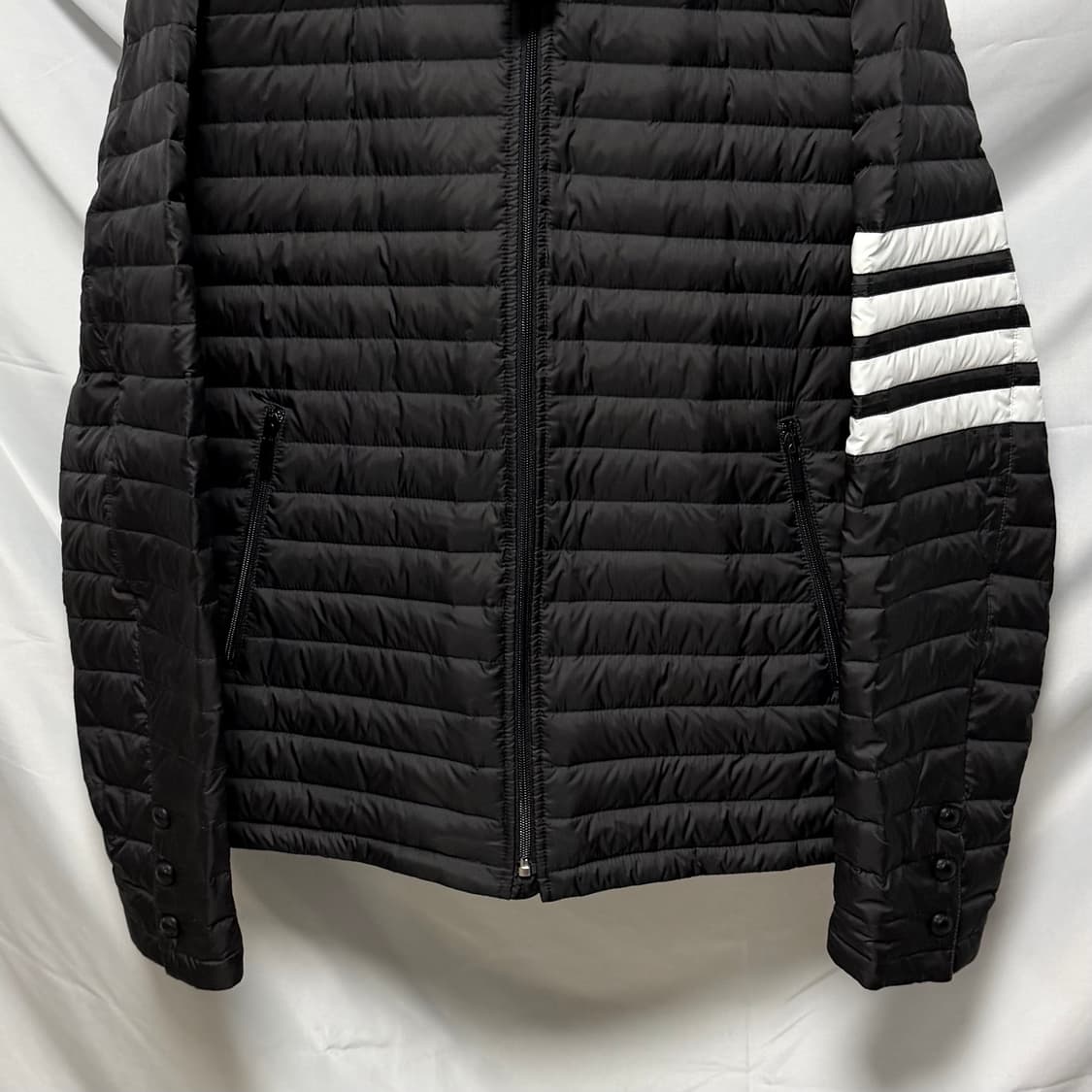 [새상품/선물가능] 24FW 톰브라운 사선완장 후드 경량패딩 블랙 상품이미지4